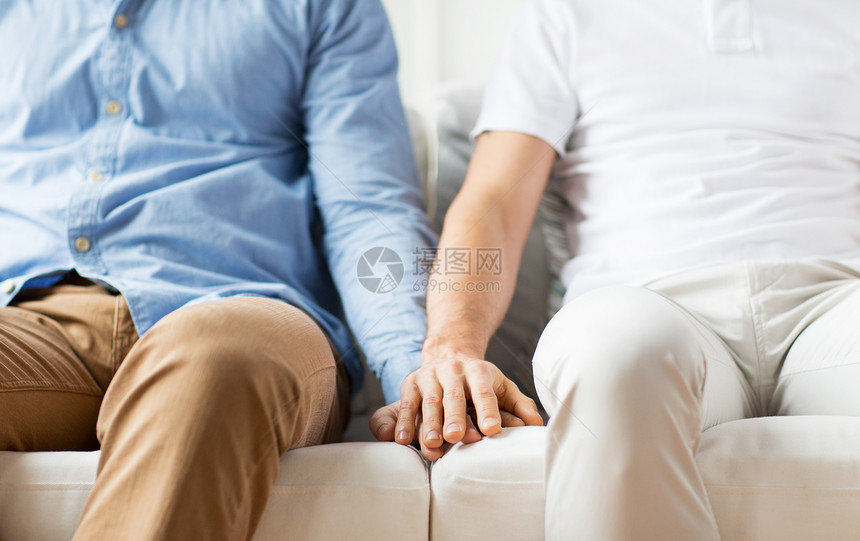 人,同婚姻,爱情亲密的快乐男夫妇牵手图片