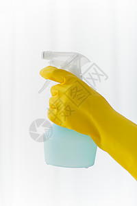 人,家务家务密切的手与清洁剂喷洒回家图片
