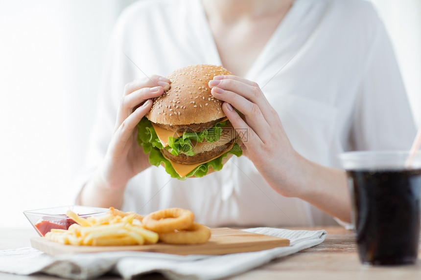 快餐,人健康的饮食靠近女人的手汉堡包奶酪汉堡图片