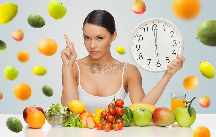 人们,饮食饮食的女人健康的食物着大钟,手指向上,警告灰色背景下的水果图片