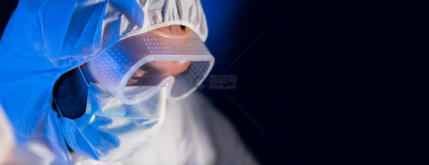 科学化学生物学医学人类黑暗背景下的化学实验室,科学家戴着护目镜防护罩近距离图片