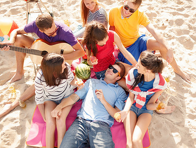 暑假,假期,音乐,快乐的人的群快乐的朋友海滩上野餐弹吉他图片