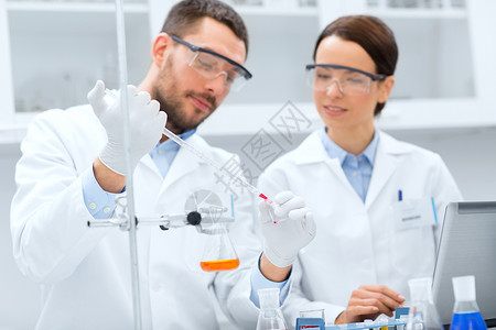 科学,化学,技术,生物学人的轻的科学家与吸管璃制造测试研究临床实验室图片