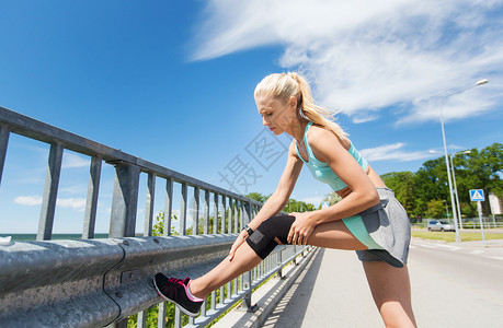 健身,运动,锻炼健康的生活方式轻妇女受伤的膝盖腿户外图片