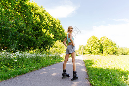 健身,运动,夏季,轮滑健康的生活方式快乐的轻妇女轮滑骑户外图片