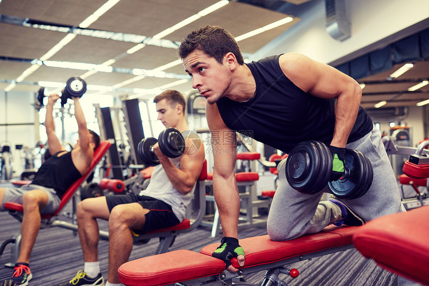 运动,健身,生活方式人们的群男人健身房用哑铃弯曲肌肉图片