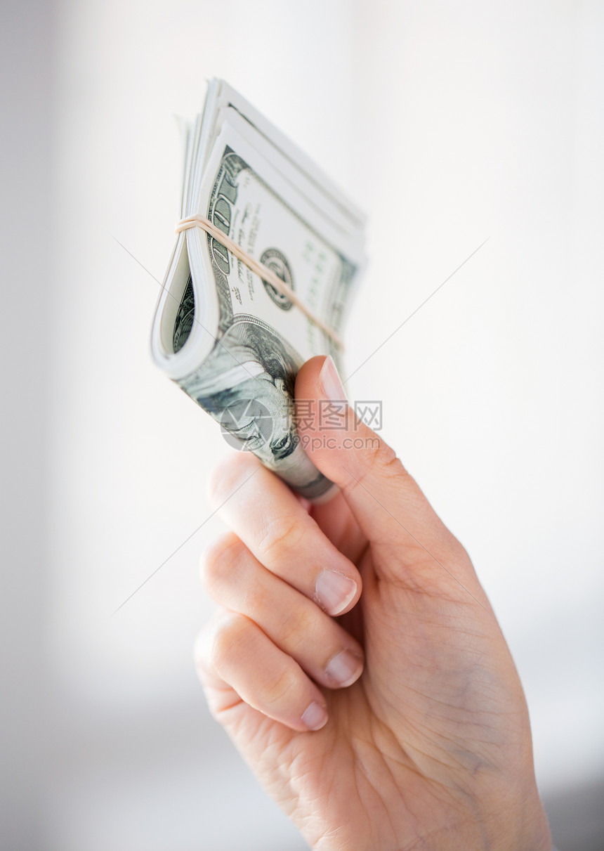 银行人的密切妇女的手着美元的钱图片