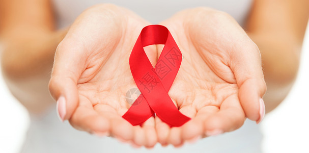 保健医学女手握红色艾滋病意识丝带手红色艾滋病意识丝带图片