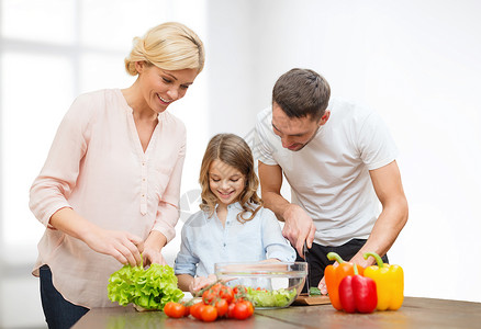 素食,烹饪,幸福人们的幸福的家庭烹饪蔬菜沙拉晚餐白色的房间背景图片