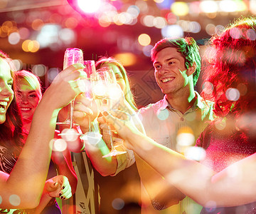 派,假期,庆祝,夜生活人们的微笑的朋友俱乐部碰杯香槟图片