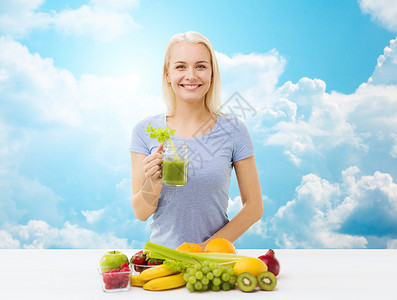 健康饮食,素食,饮食,排人的微笑的女人喝绿色蔬菜汁璃上动蓝天云彩背景图片