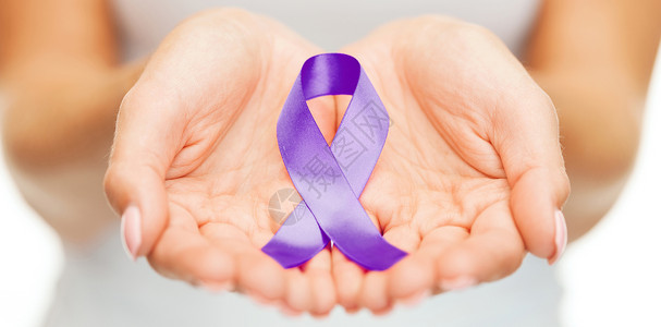 医疗保健社会问题妇女手握紫色意识丝带双手着紫色的意识丝带图片