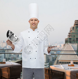 烹饪,职业人的快乐的男厨师打开克劳奇封城市餐厅休息室背景图片