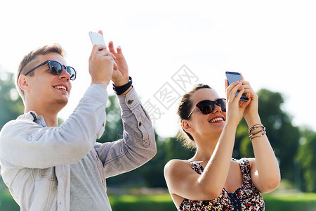 友谊,休闲,夏天,技术人的群微笑的朋友与智能手机户外拍照图片
