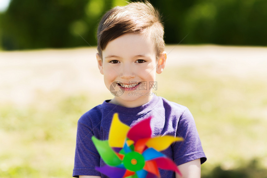 夏天,童,休闲人们的快乐的小男孩与五颜六色的风车玩具户外图片