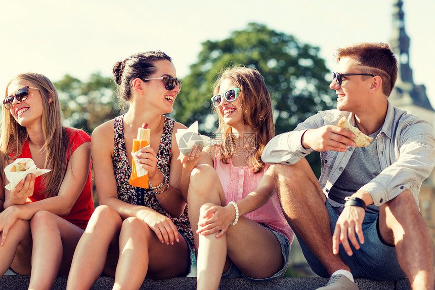 友谊,休闲,夏天人的群微笑的朋友戴着太阳镜坐城市广场上吃东西图片