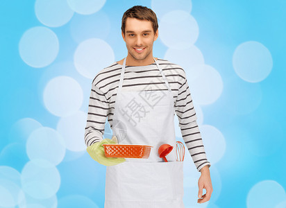 人,烹饪,烹饪食物快乐的男人烹饪围裙与烘焙厨房用具蓝光背景图片