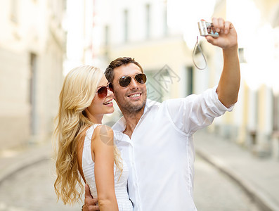 暑假,旅行,假期,旅游约会旅行夫妇用相机拍照图片