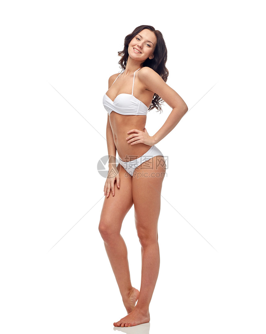 人,时尚,泳装,夏天海滩的快乐的轻女人穿着白色比基尼泳衣图片
