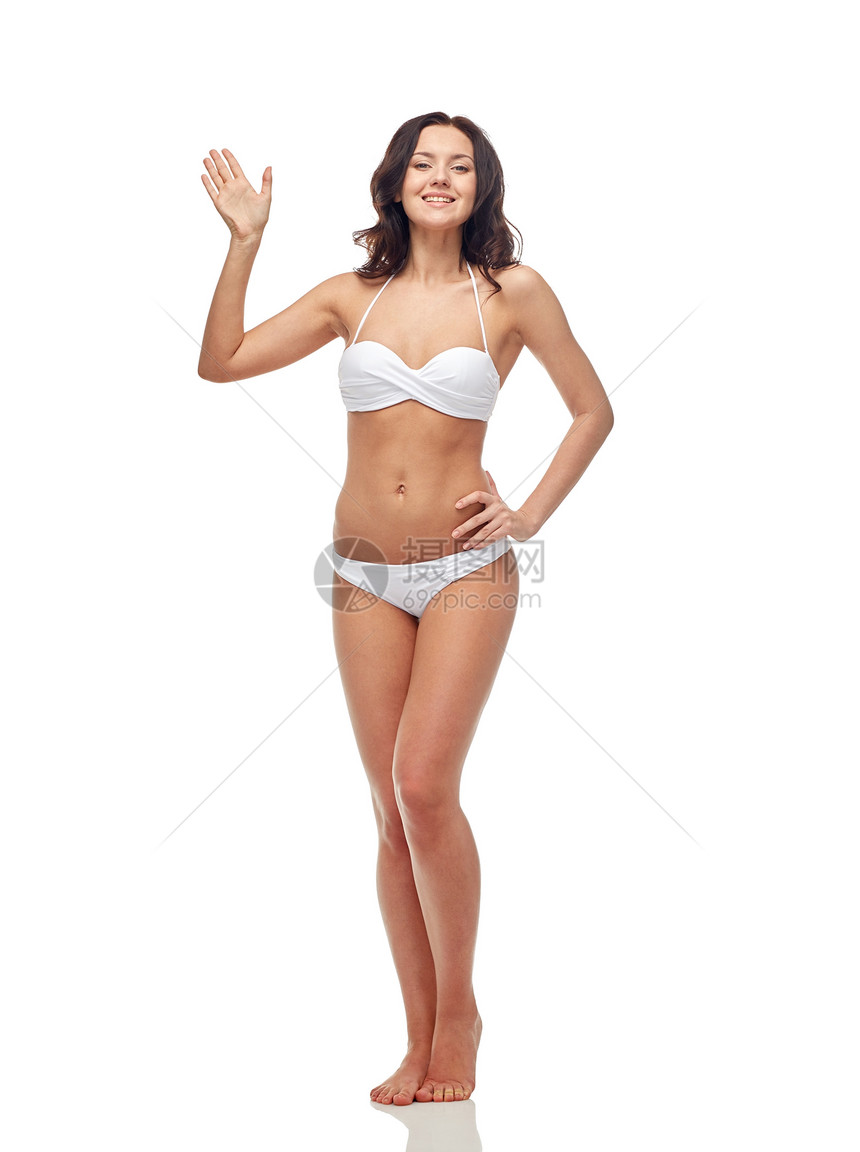 人,时尚,泳装,夏天海滩的快乐的轻女人穿着白色比基尼泳衣挥手图片