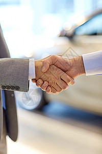 汽车业务,汽车销售,交易,手势人的密切男握手车展沙龙图片