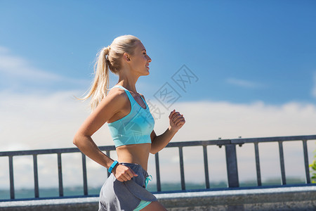 跑步心率健身,运动,人健康的生活方式微笑的轻妇女与心率手表户外跑步背景