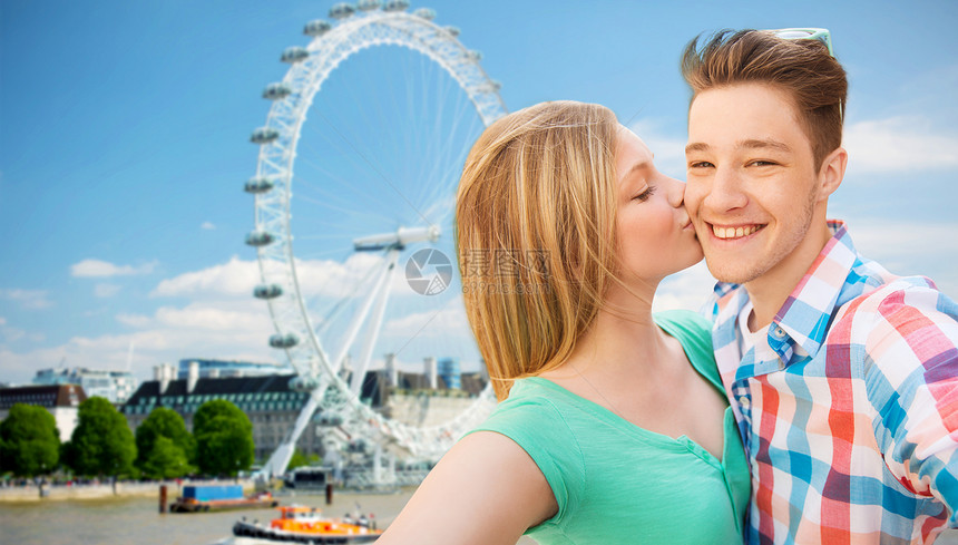 旅行,假期,技术友谊的快乐的夫妇伦敦轮渡背景上自拍图片