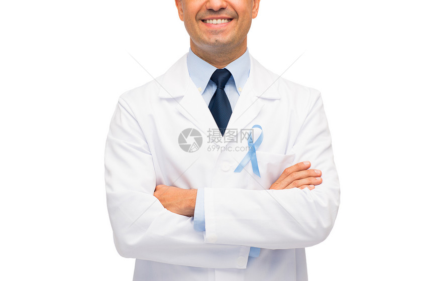 医疗保健,职业,人医学近距离微笑的男医生穿着白色外套与天空蓝色前列腺癌意识丝带图片