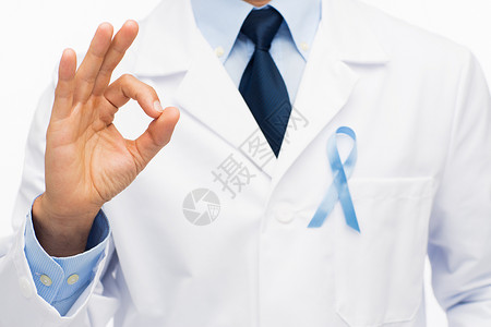 丝带白色医疗保健,职业,人,手势医学男医生穿着白色外套与天蓝色前列腺癌意识丝带OK手征背景
