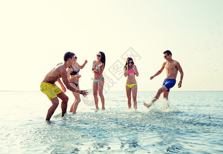 友谊,海洋,暑假,假期人们的群快乐的朋友海滩上玩得很开心图片