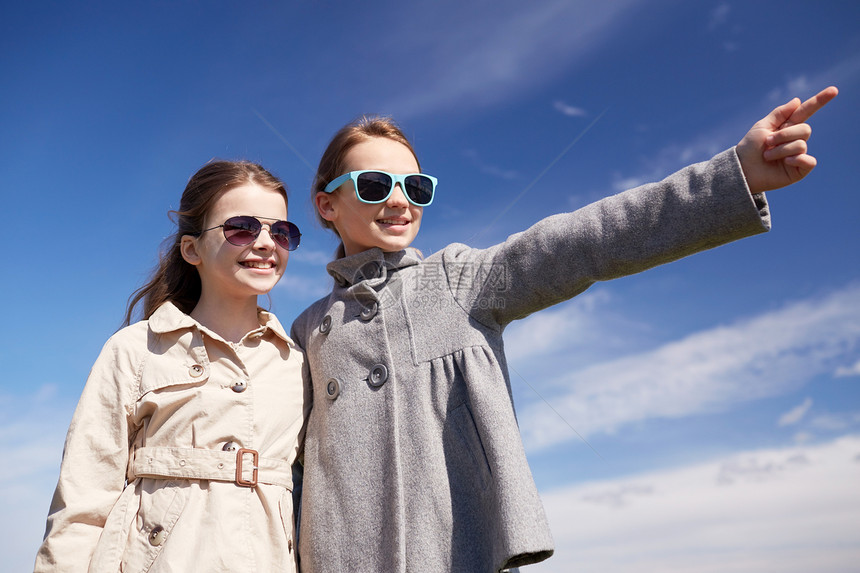 人,孩子,朋友友谊的快乐的小女孩戴着太阳镜拥抱手指户外图片