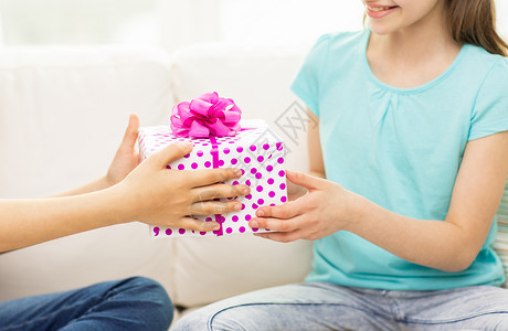 人,孩子,假期,朋友友谊的快乐的小女孩与生日礼物坐沙发上家图片