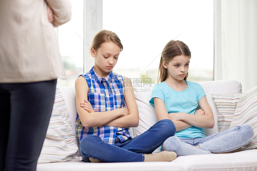 人,孩子,端行为,朋友友谊的心烦意乱的感觉内疚高兴的小女孩坐沙发上母亲家图片