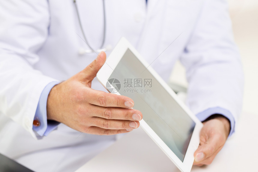 医学保健人与技术的用平板电脑电脑空白屏幕男医生的手图片