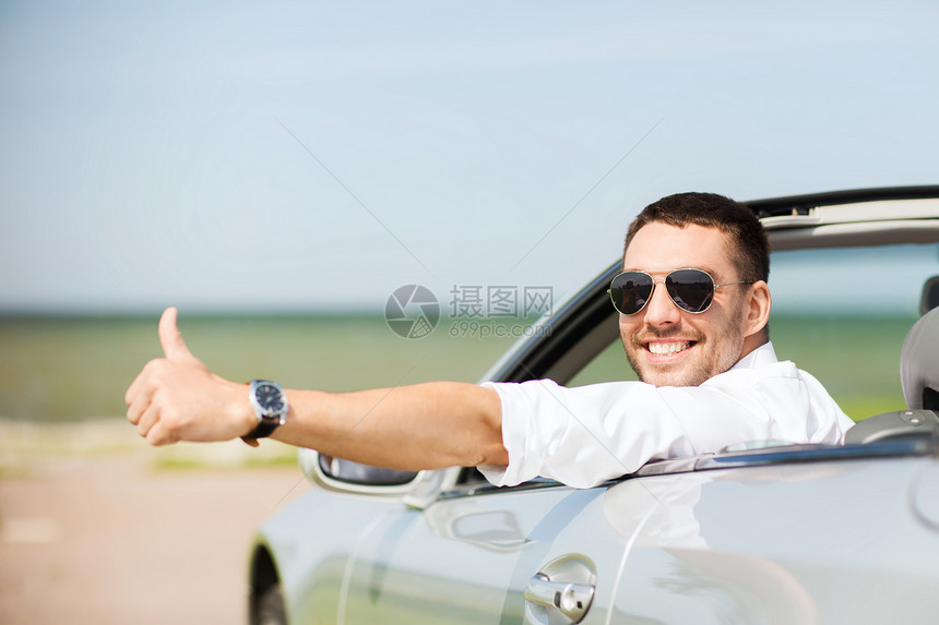 汽车商务,交通,休闲人的快乐的人驾驶敞篷车竖大拇指图片