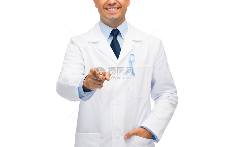 医疗保健,专业,人医学近距离微笑的男医生穿着白色外套与天蓝色前列腺癌意识丝带指向你图片