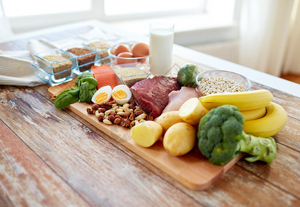 平衡饮食,烹饪,烹饪食物蔬菜,水果肉类木制桌子上图片