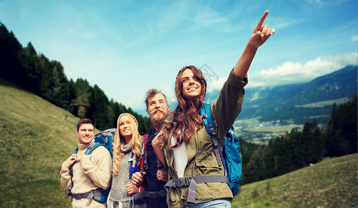 冒险,旅行,旅游,徒步旅行人们的群微笑的朋友,背包指向高山背景图片