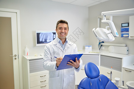 人,医学,口腔医学医疗保健快乐的中男牙医穿着白色外套,牙科诊所图片