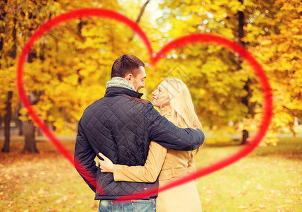 假期,爱情,旅行,旅游,关系约会的浪漫的情侣秋天的公园接吻图片
