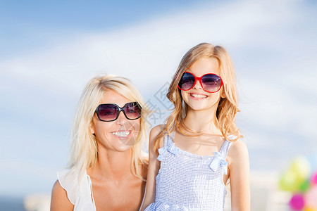 暑假,家庭,孩子人的母亲孩子戴太阳镜图片