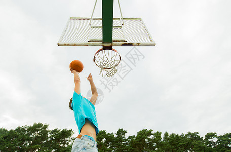 运动,游戏篮球轻人把球扔户外的篮子里图片
