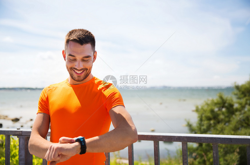 健身,运动,人,技术健康的生活方式微笑的轻人与智能手表夏季海边图片