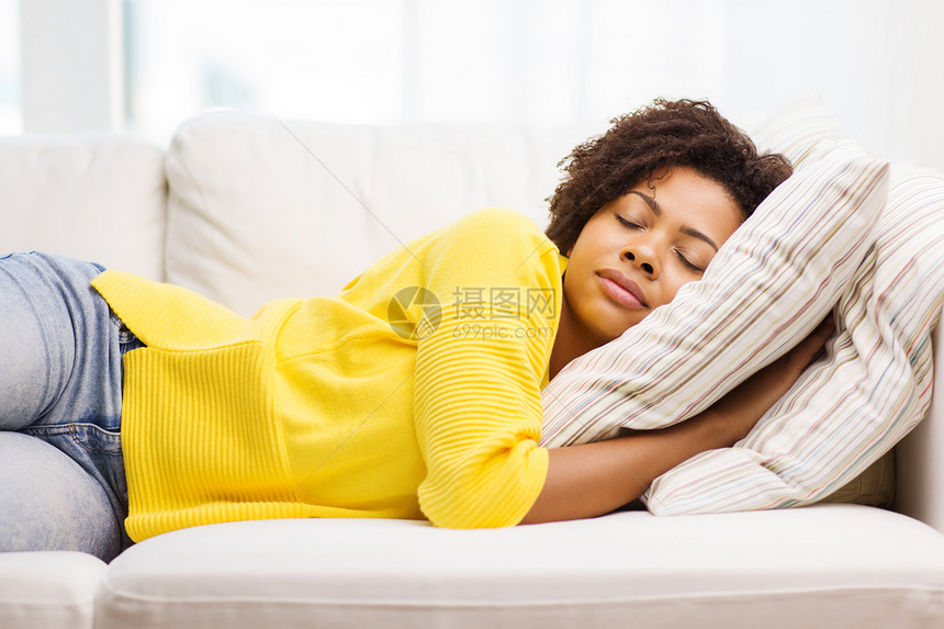 人,休息,舒适休闲的非裔美国轻妇女睡沙发上家图片