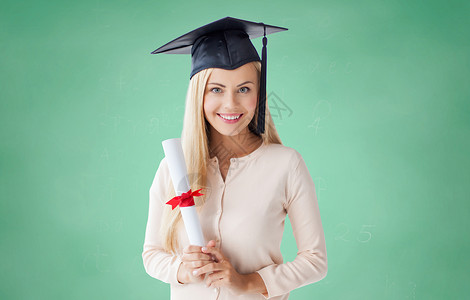 人,教育,高中毕业快乐的学生女孩学士帽与文凭绿色粉笔板背景图片