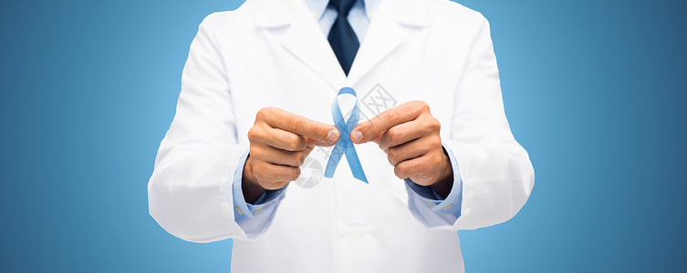 蓝色外套的男人健康泌尿科医生高清图片