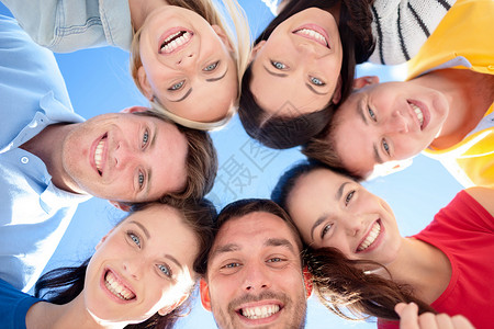 友谊,暑假,假期人的群微笑的朋友站蓝天上的圆圈里图片