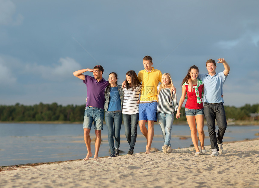 暑假,假期,旅游,旅游人的群快乐的朋友指着手指,沿着海滩散步图片