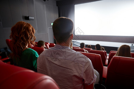 电影院观众电影,娱乐活动,休闲人们的夫妇后看电影背景