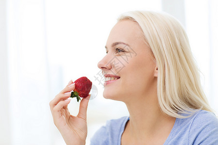 健康的饮食,食物,水果,饮食人们的快乐的女人家吃草莓图片